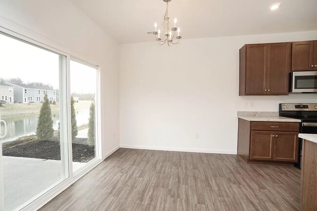 Building Photo - 1500 Summerview Ln