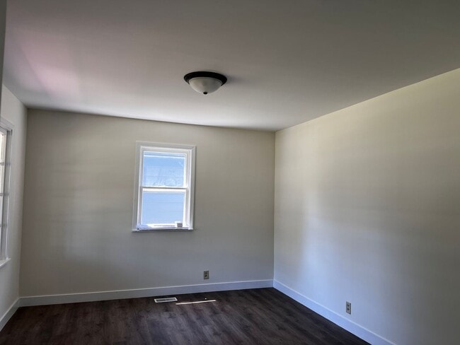 Building Photo - Love Where You Live in this Cozy 2 Bedroom...
