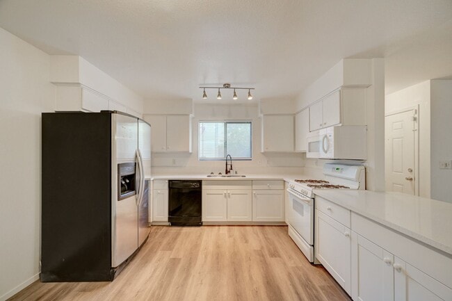 Building Photo - Beautifully remodeled ground-floor, 2 bed ...