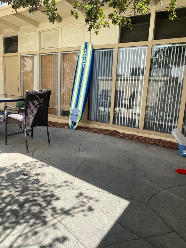 shared patio - 2204 Manhattan Ave