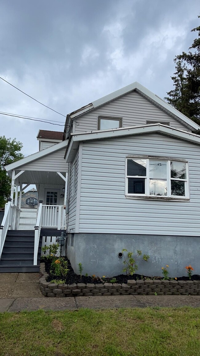 Building Photo - 921 Cherry St