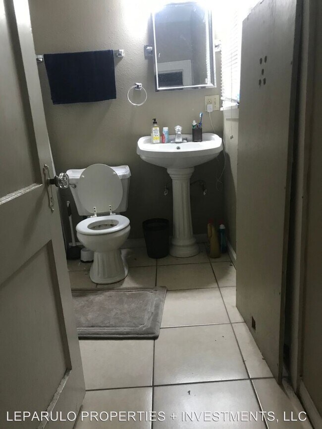 Building Photo - 4 br, 2 bath Room For Rent - 224 Hayden Road