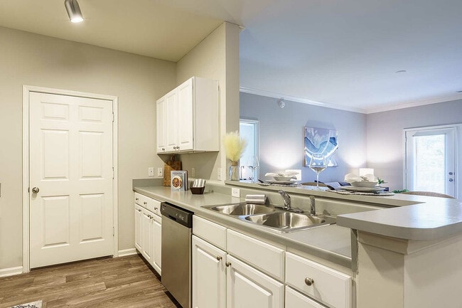 Experimente la perfecta fusión entre una cocina moderna y un espacio habitable acogedor. - Apartments at Glenmoore