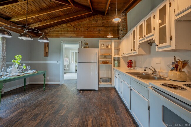 Foto del edificio - 1279 Enfield St