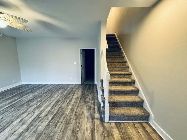 Building Photo - End Unit Wyndhurst Townhome