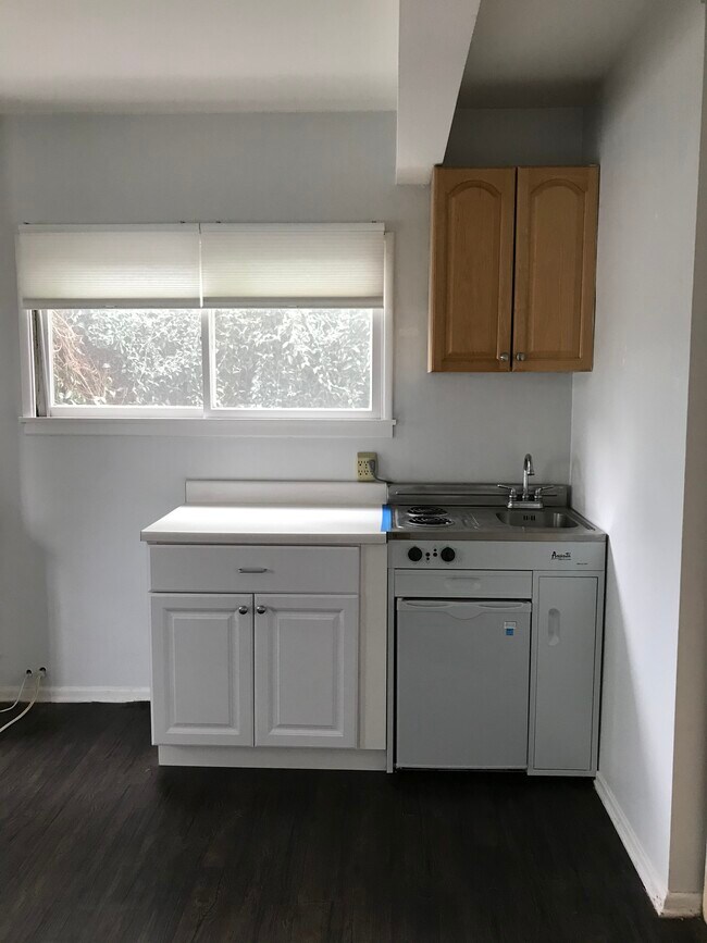 #Vista de una cocina pequeña tipo estudio 1 - 1254 14th St