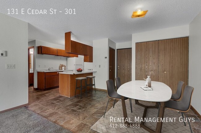 Building Photo - 4 bedroom 2 bathrooms on the third floor w...