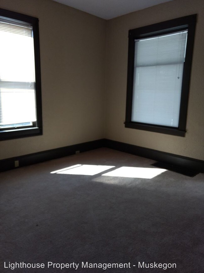 Building Photo - 4 br, 1 bath House - 469 West Forest Avenue