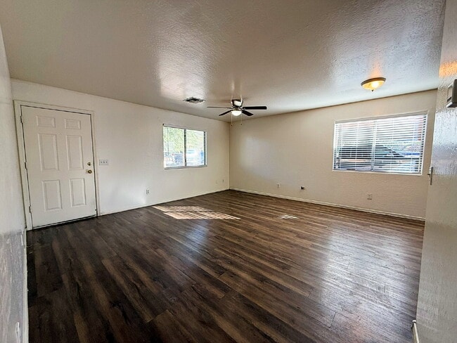 Foto del edificio - "Spacious 4-Bedroom Townhouse in Prime Phoenix Location – Quiet and Move-in ready!"