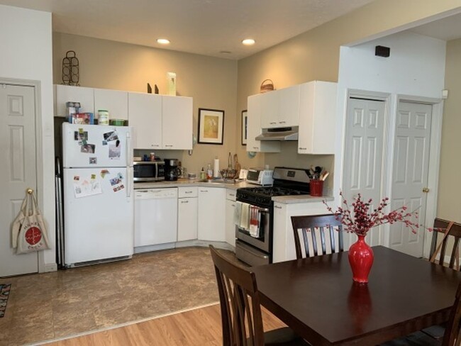 Building Photo - 2609W11