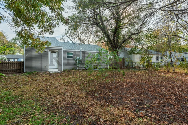 Building Photo - 1041 S Christine Ave