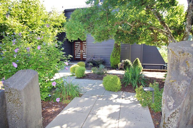 Foto del edificio - 3131 NW Luray Terrace