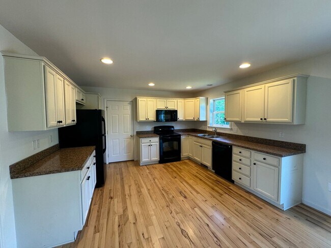 Building Photo - 4 Bed 3 Bath Updated Home In Lititz
