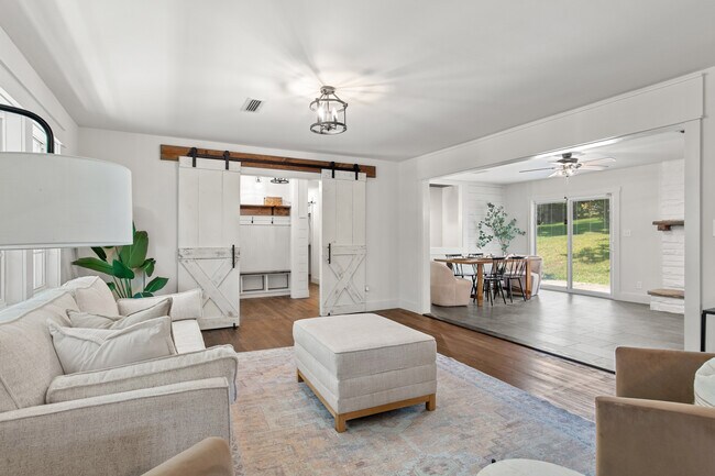 Building Photo - 7916 Valley View Dr SE