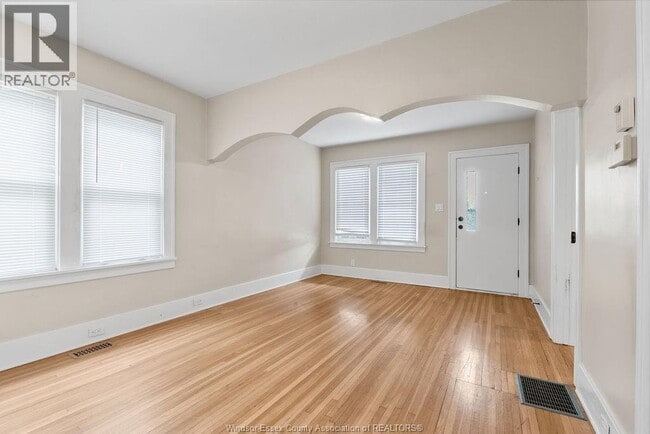 Photo du bâtiment - 1527 Albert Rd