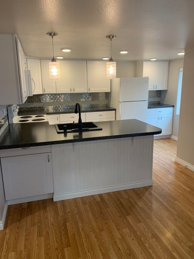 Building Photo - Adorable Two Bedroom One Bath on Cul De Sa...