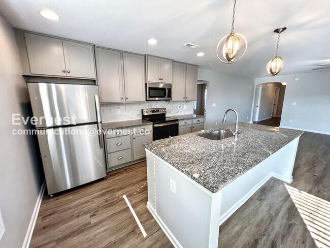 Building Photo - 4 Bed, 2 Bath Home with Fenced Yard & Garage / Pet-Friendly / Coming Soon!