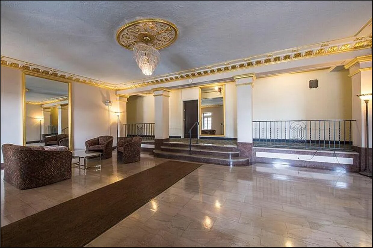 Foto principal - 372 S Highland Ave