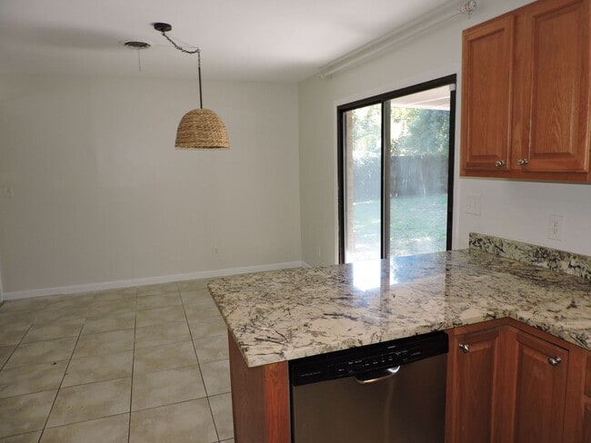 Building Photo - Convenient Northeast location!