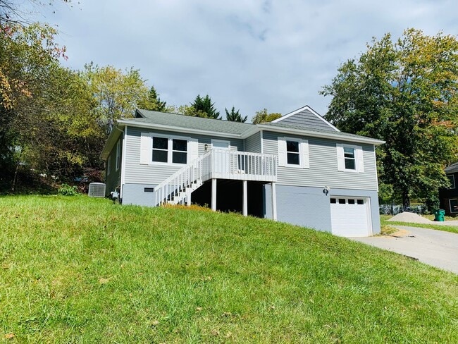 Building Photo - 4 Bedroom, 3 Bath House with 1 Car Garage
