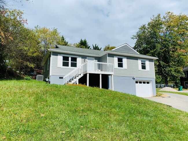 Foto del edificio - 4 Bedroom, 3 Bath House with 1 Car Garage