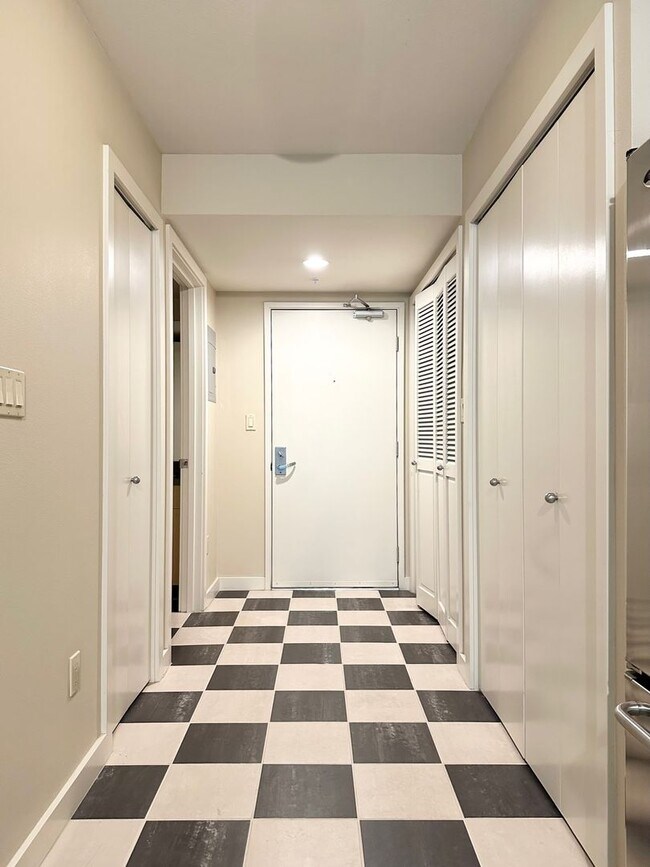 Building Photo - Charming Studio in Downtown Bellevue