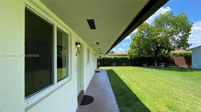 Foto del edificio - 592 NE 150th St