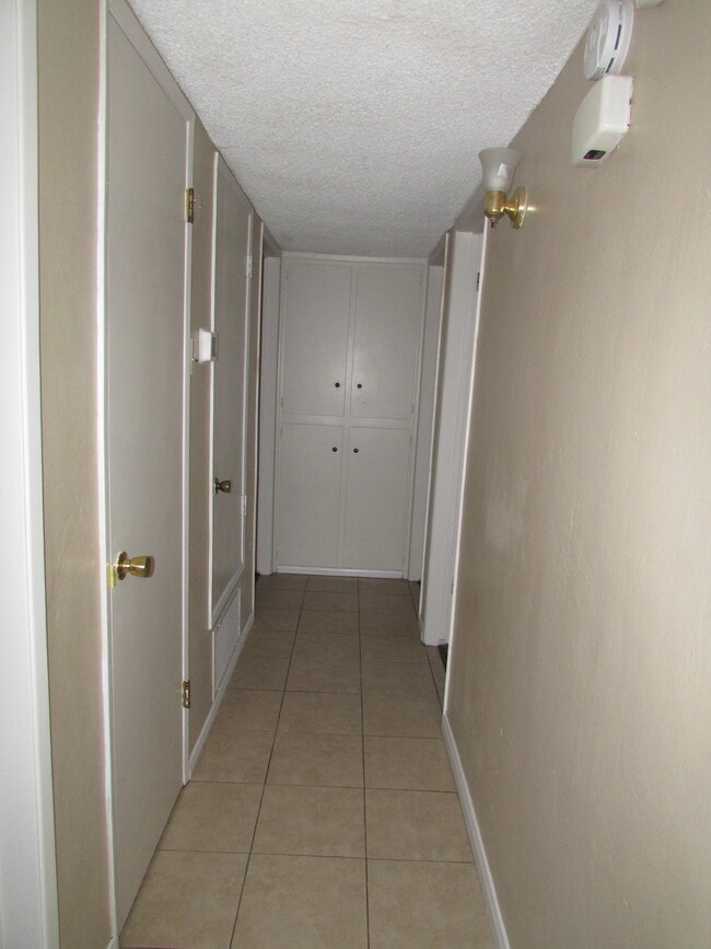 Building Photo - 2520 Bernice Dr