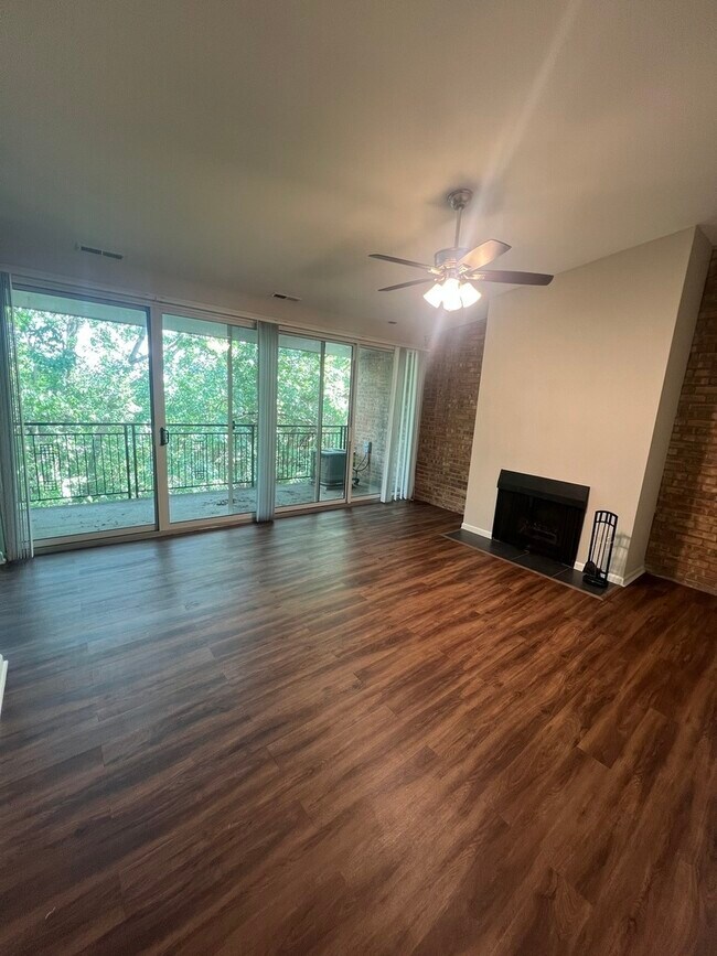 Foto del edificio - 5904 Forest View Rd