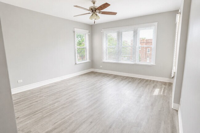 Foto del edificio - 1704 N Mayfield Ave