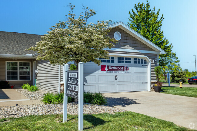 Redwood Maumee Leasing Office - Redwood Maumee