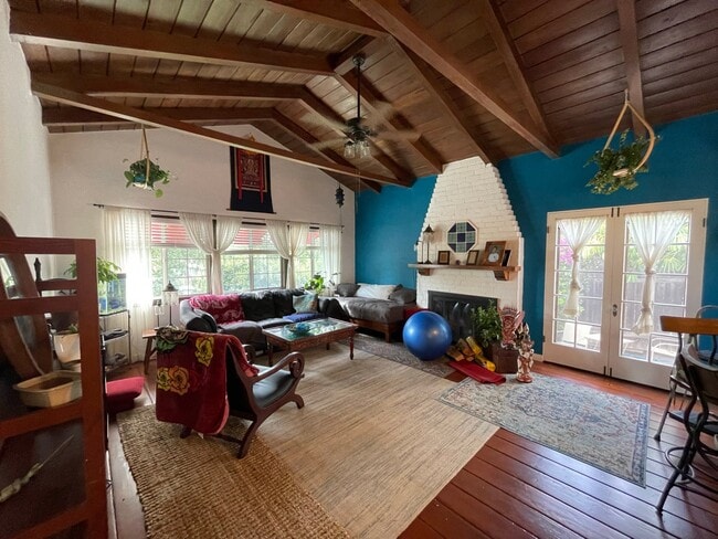 Building Photo - 5046 La Roda Ave