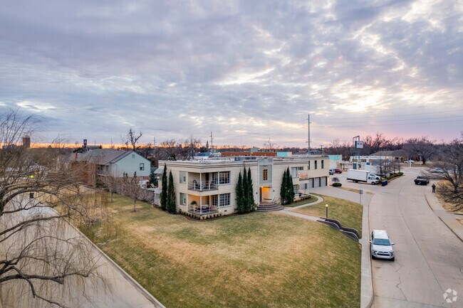 Building Photo - 1000-1002 NW 37th St