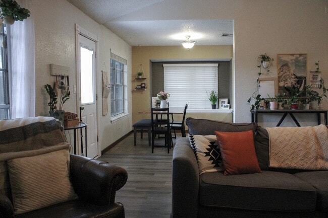 Building Photo - 2102 Meadowgrove Dr