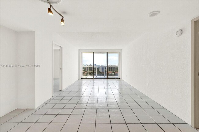 Foto del edificio - 3625 N Country Club Dr