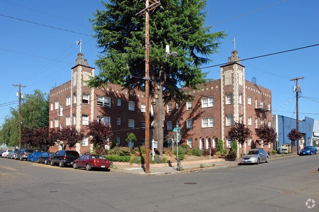 Building Photo - 711 NE Randall Ave