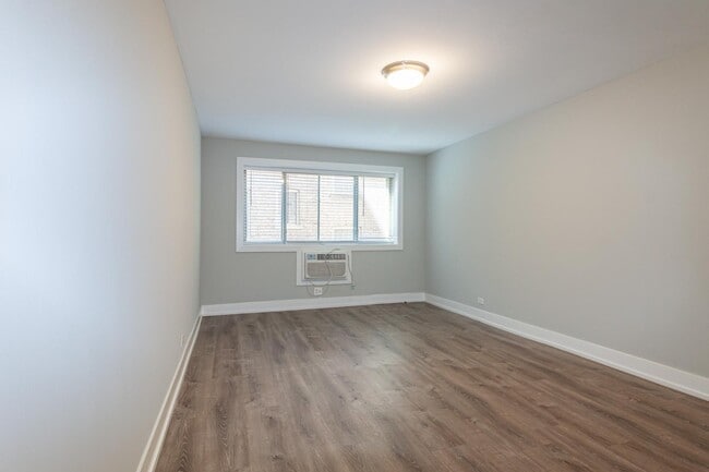 Building Photo - 530 W Surf St