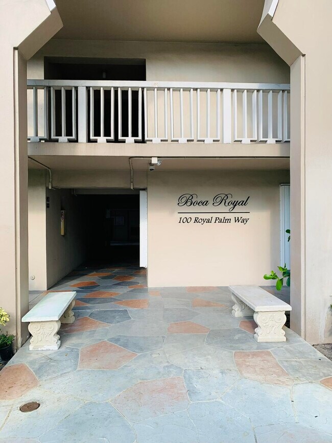 Foto del edificio - 100 Royal Palm Way