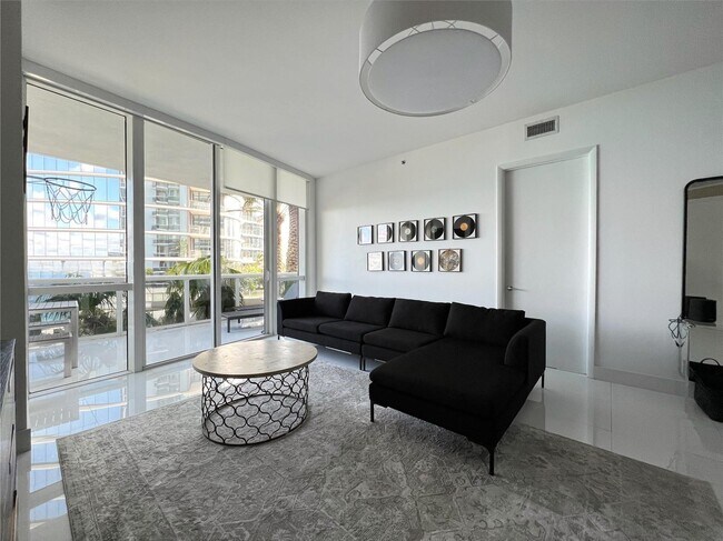 Building Photo - 15811 Collins Ave