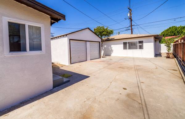 The unit is to the right of the garage - 1117 E Fairview Blvd