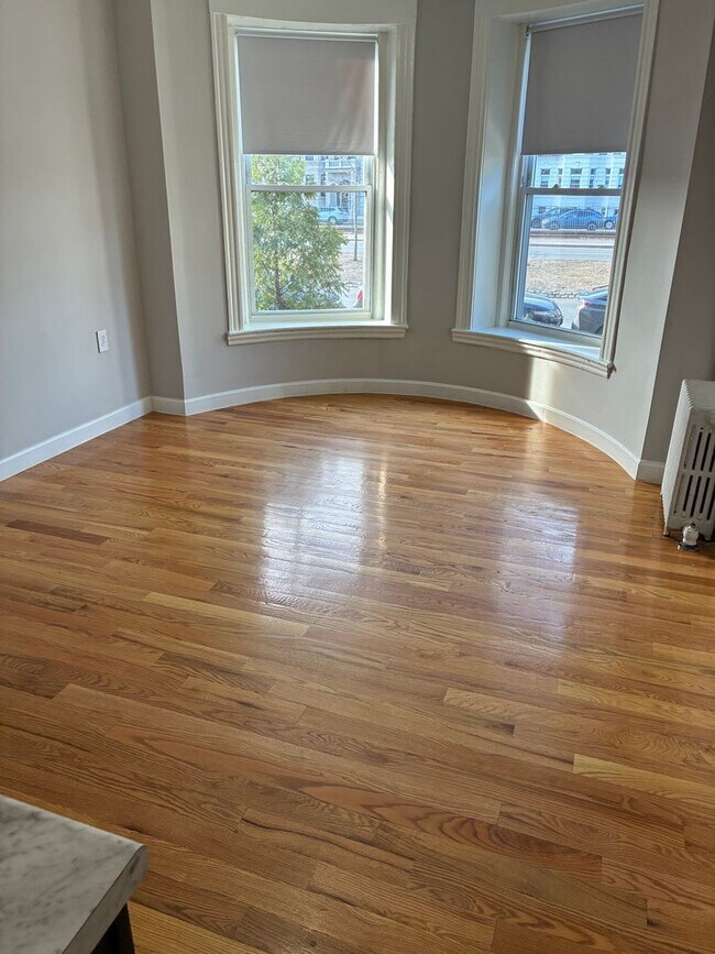 Foto del edificio - Avl NOW - No Fee! Sunny, updated Studio @ Packard's Corner!