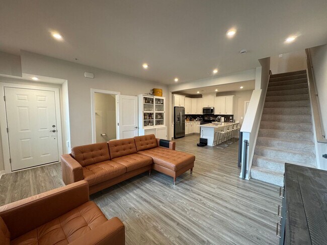 Foto del edificio - Stunning 2 Bed 2 Bath Interior Townhome In...