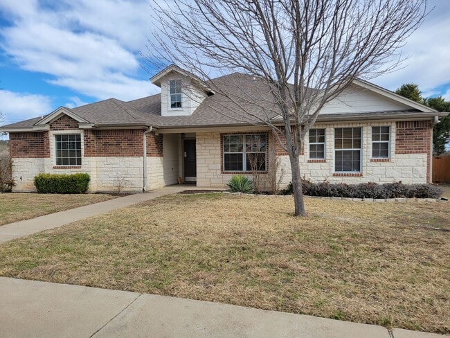 Building Photo - 4bd/2ba with large living space and bonus ...