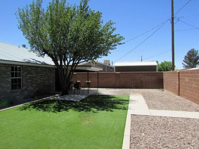 Building Photo - 3 Bedrooms, 2 Bath House