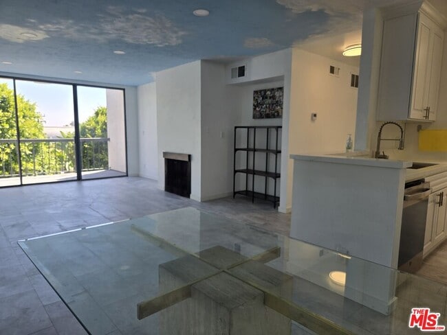 Building Photo - 8535 W Knoll Dr
