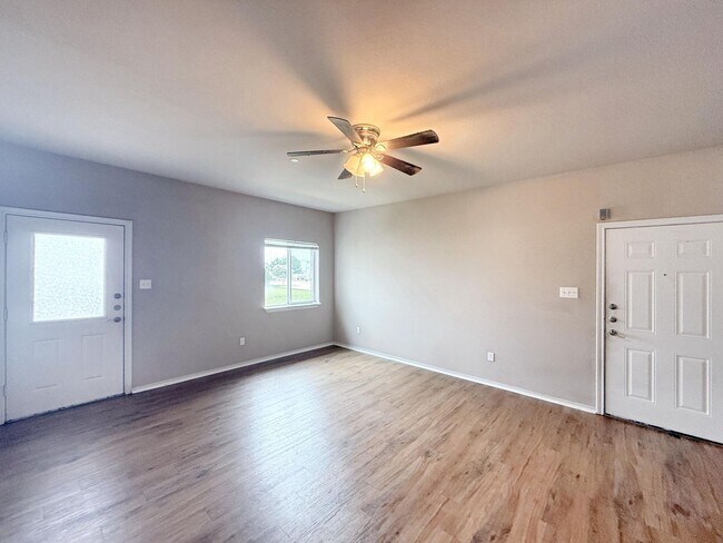 Building Photo - Stylish 3-Bedroom, No-Carpet Living with Flexible Move-In Terms in Princeton, TX