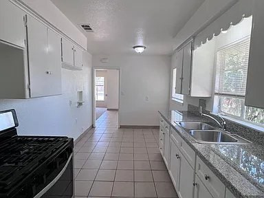 Building Photo - 2905 E Lamona Ave