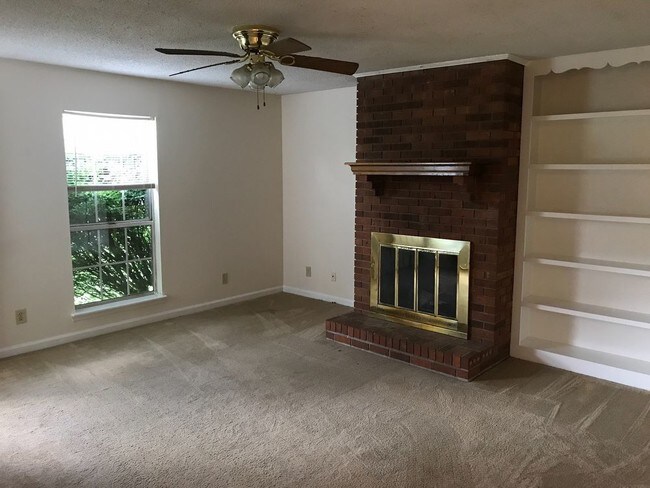 Building Photo - 326 Lilly Ln