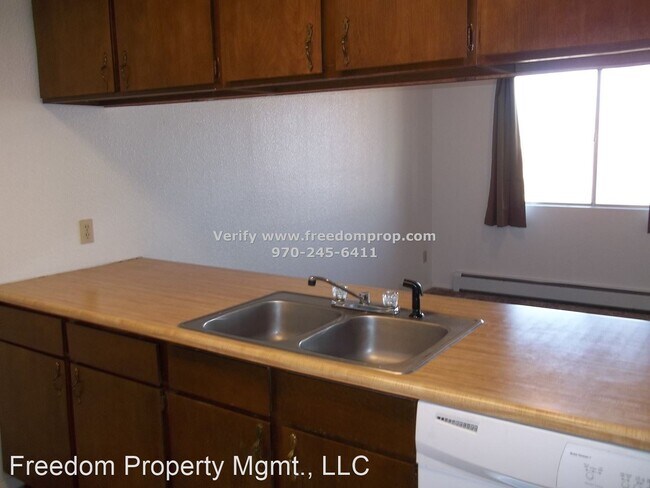 Building Photo - 812 E Cedar Ct
