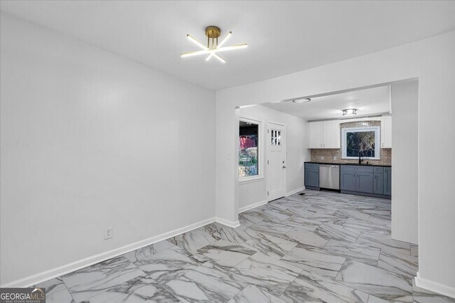 Building Photo - 2142 Cloverdale Dr SE